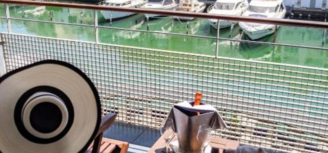Dreibettzimmer mit Blick auf den Kanal